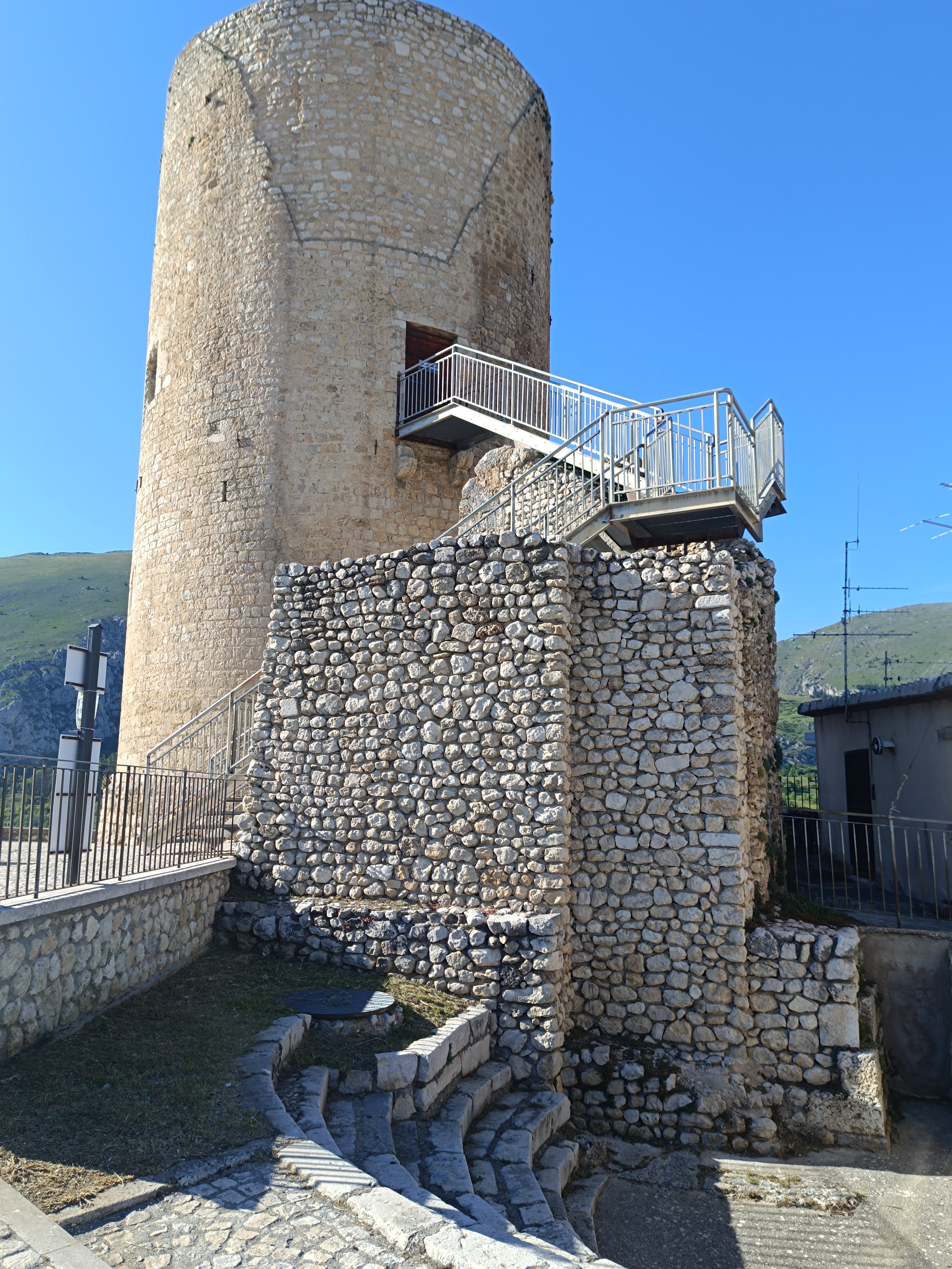 The Torre delle Stelle, Aielli, another angle